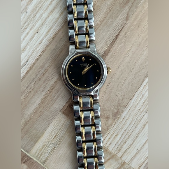 Seiko Ladies Watch Vintage Two Tone Bracelet Black Dial Gold  Tone Markers Hands - Picture 4 of 14